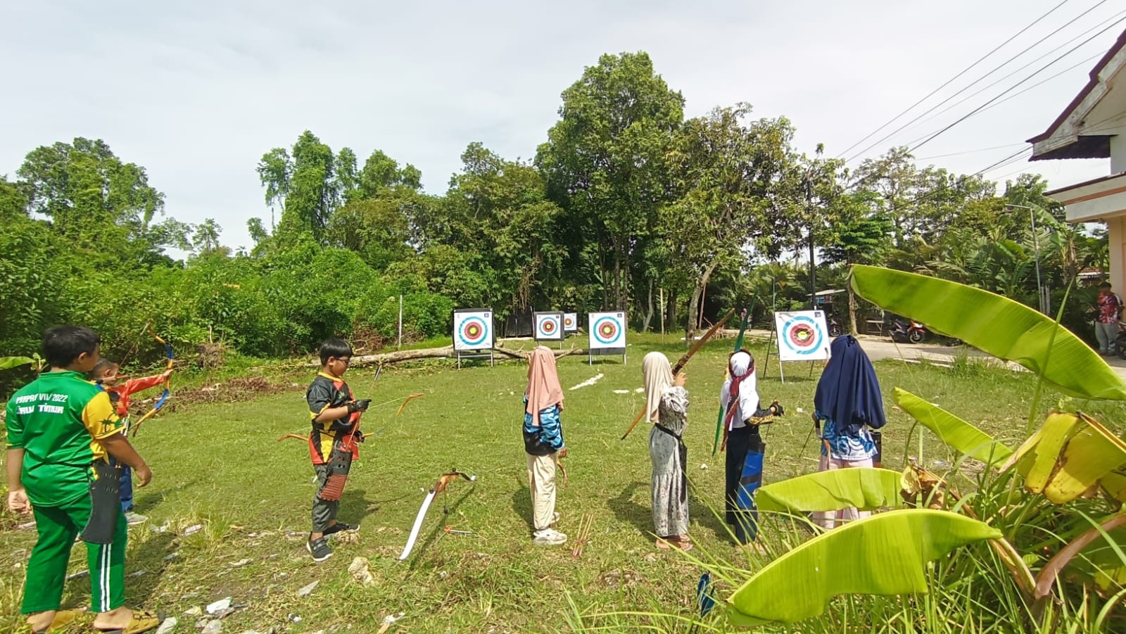 ANTUSIAS: Puluhan atlet baru panahan tradisional Bangkalan saat mengikuti latihan bersama, Jumat (16/1).