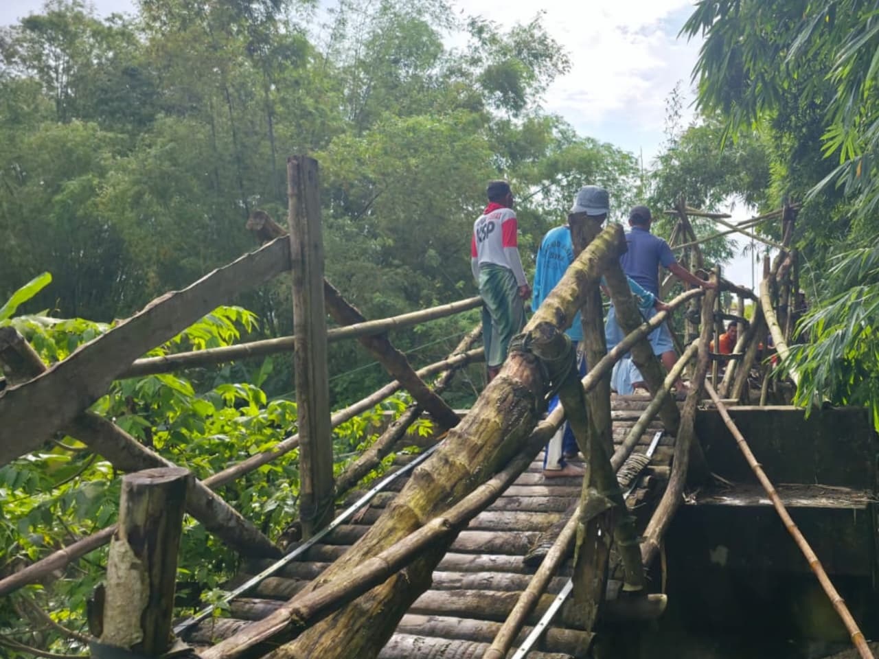 SWADAYA: Warga Kampung Sekaan, Dusun Laccaran, Desa Palengaan Daja, Kecamatan Palengaan, Pamekasan, gotong royong bangun jembatan, Jumat (16/1).