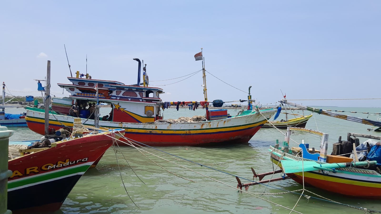 BERSANDAR: Sampan nelayan bersandar usai melaut di Desa Branta Pesisir, Kecamatan Tlanakan, Pamekasan.
