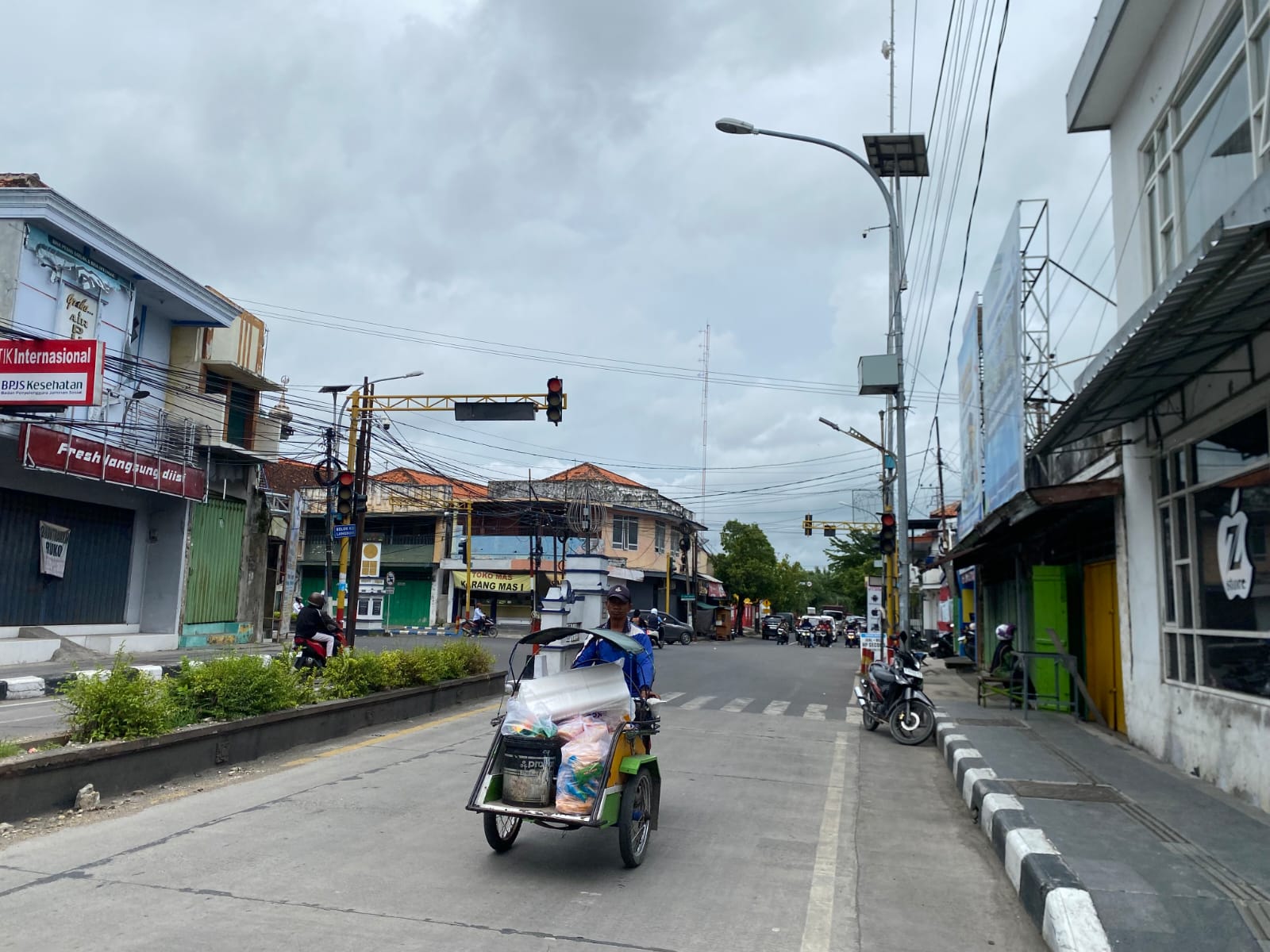 PENERANGAN: Pengendara melewati PJU PLTS di Jalan KH Hasyim Asyari, Sampang, Kamis (15/1).