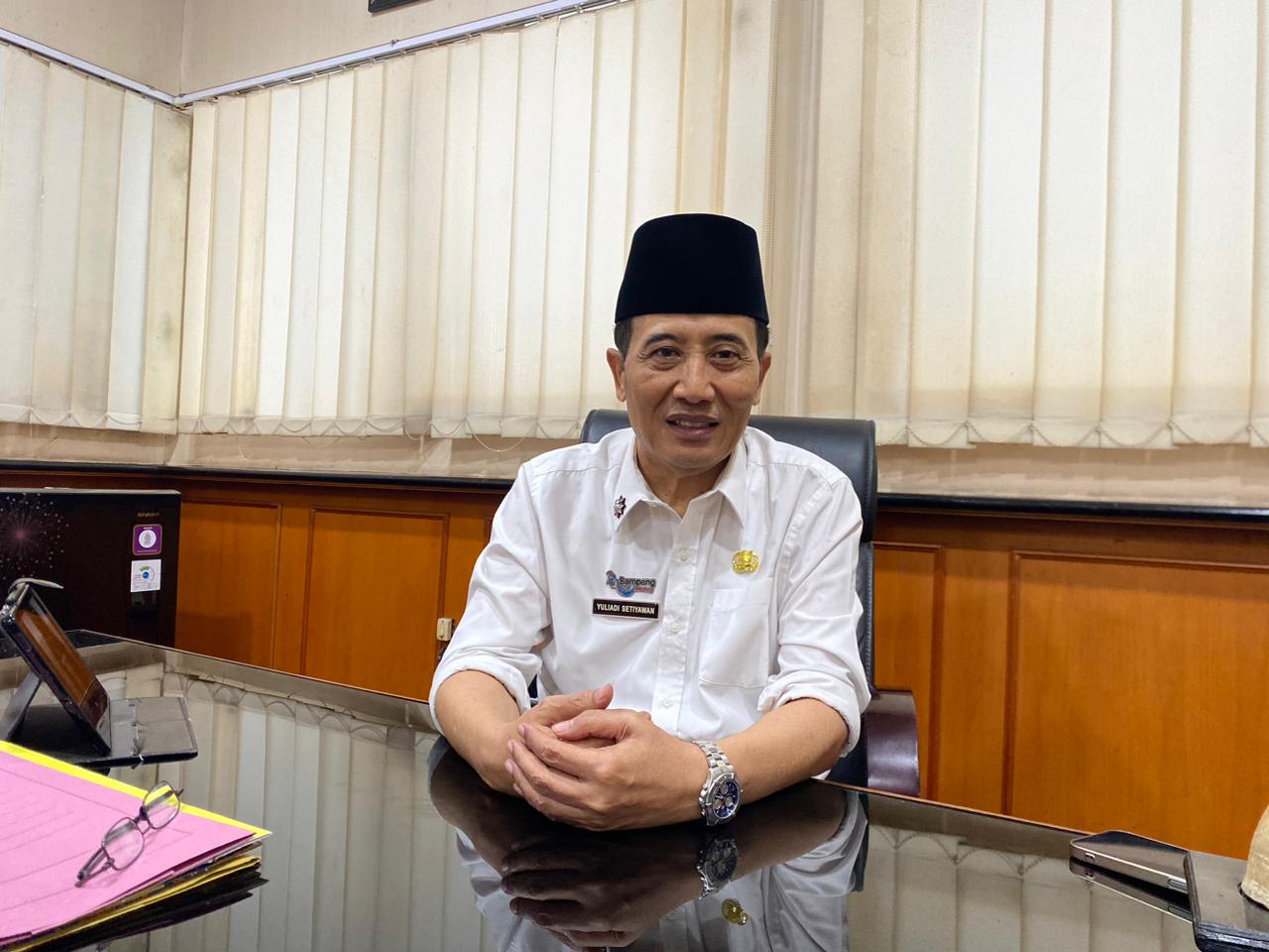 SANTAI: Sekkab Sampang Yuliadi Setiyawan saat ditemui di ruang kerjanya Rabu (14/1).