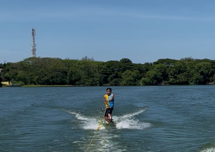 FOKUS: Atlet Ski air Sumenep saat melakukan latihan menjelang kejurprov di Gresik, Minggu (4/1).