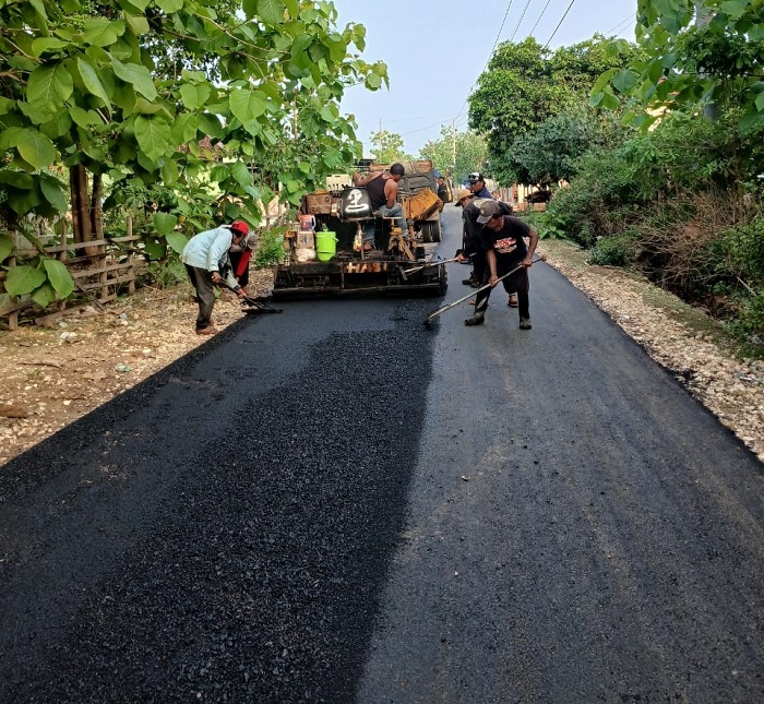 JALAN UTAMA: Sejumlah pekerja mengerjakan proyek rekonstruksi jalan di Pulau Kangean, Sumenep, tahun anggaran 2025. (PADLAN UNTUK JPRM)