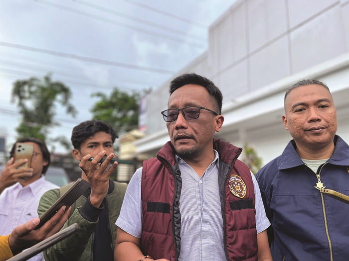 BERI PENJELASAN: Kasatreskrim Polres Pamekasan AKP Doni Setiawan saat ditemui usai konferensi pers di Mapolres Pamekasan, Senin (12/1). (MOH. IQBAL AFGANI/JPRM)