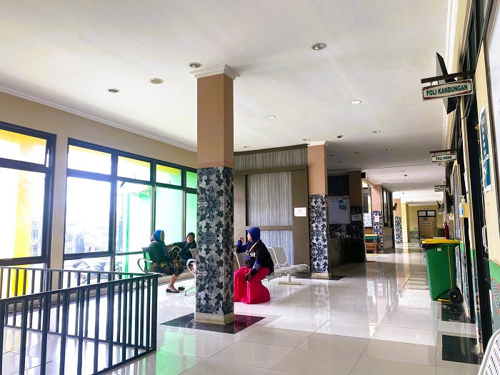 PENGGUNA LAYANAN: Masyarakat berada di sekitar RSUD Waru Minggu (18/1). (MOH. IQBAL AFGANI/JPRM)