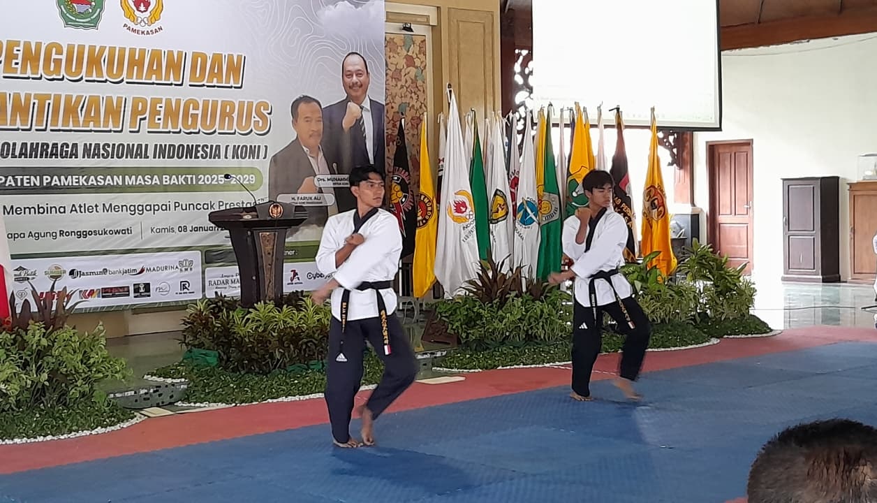 UNJUK SKIL: Atlet Taekwondo Pamekasan tampil dalam Pelantikan Pengurus KONI Pamekasan periode 2025&ndash;2029 di Pendopo Ronggosukowati, Kamis (8/1).