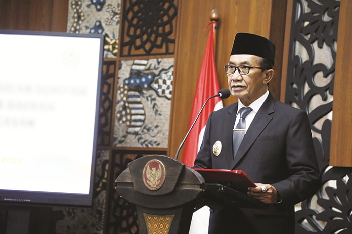 KOMITMEN: Bupati KH Kholilurrahman saat menyampaikan sambutan di hadapan para pimpinan tinggi Pemkab Pamekasan beberapa waktu lalu. (PROKOPIM UNTUK JPRM)