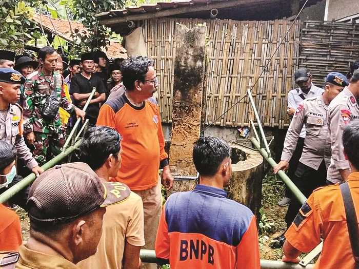 SIGAP: BPBD Pamekasan bersama stakeholder terkait melakukan proses evakuasi korban Sutina, warga Desa Dempo Barat, Kecamatan Pasean, Senin (19/1). (MASKUR YASIN UNTUK JPRM)