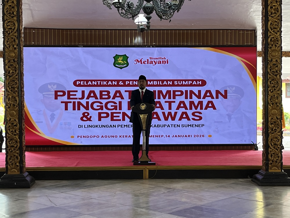 BERWIBAWA: Bupati Sumenep Achmad Fauzi Wongsojudo menyampaikan sambutan saat pelantikan dan pengambilan sumpah pejabat pimpinan tinggi dan pengawas di Pendopo Agung Keraton Sumenep, Rabu (14/1).
