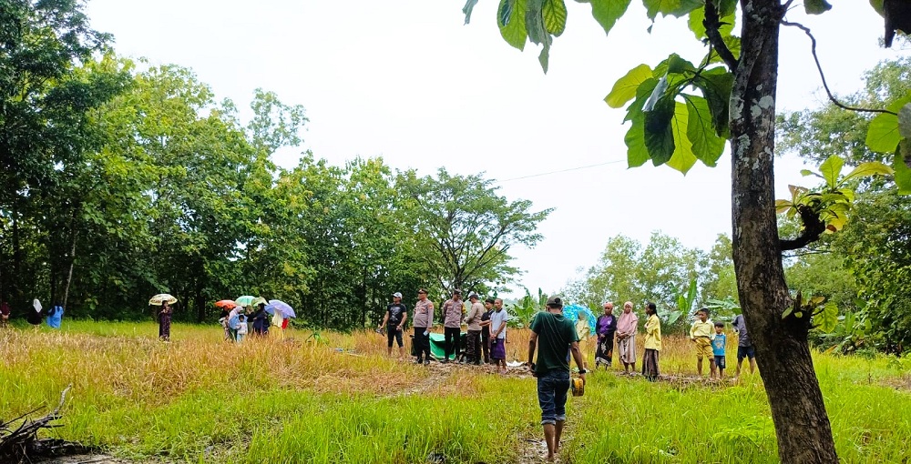 CEK TKP: Polisi dan warga berada di sekitar sumur bor yang mengeluarkan gas, Rabu (14/1).