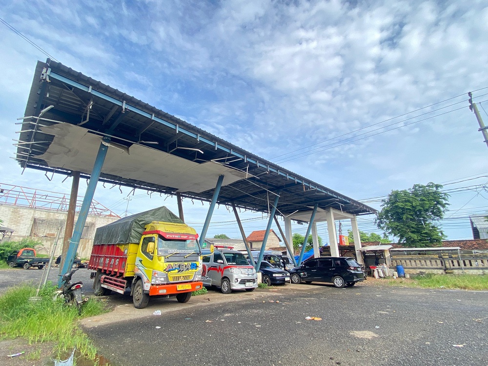 TRANSIT: Terminal Ketapang yang saat ini beralih fungsi menjadi lahan parkir di Desa Ketapang Daya, Kecamatan Ketapang, Sampang, Sabtu (3/1).