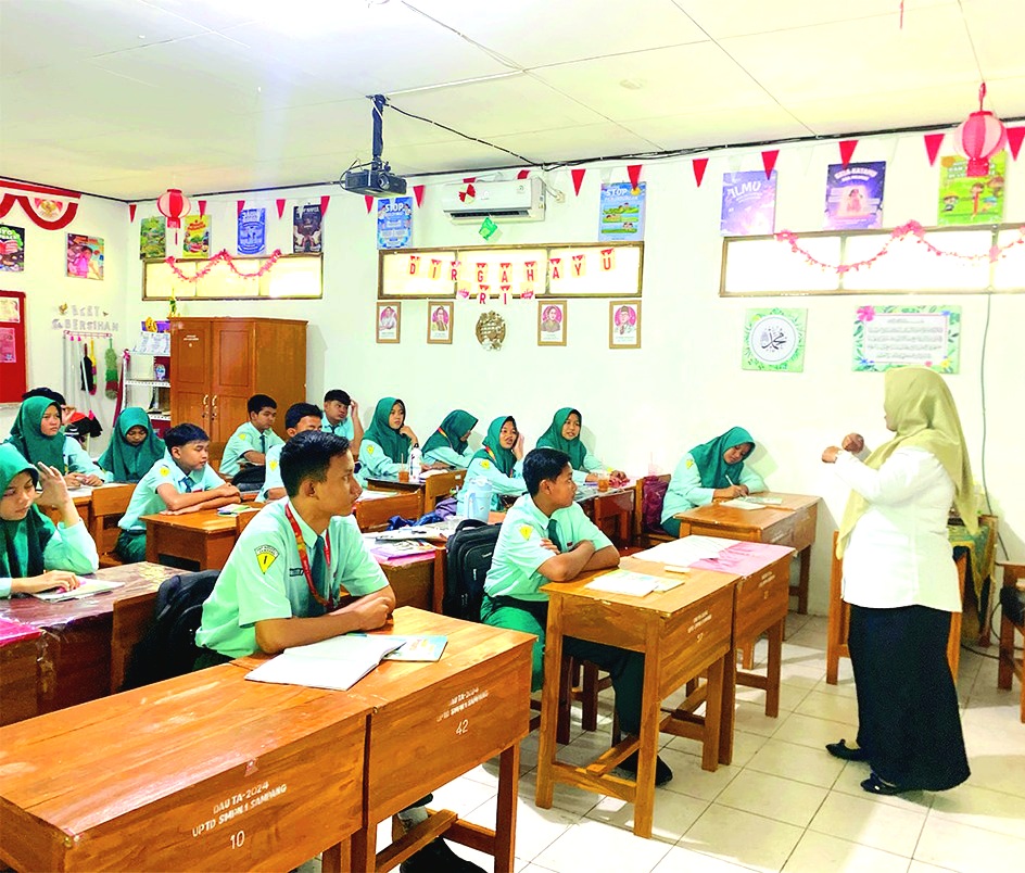 PENDIDIKAN: Seorang guru seni rupa saat mengajar di SMPN 1 Sampang Rabu (14/1). (AYU LATIFAH/JPRM)