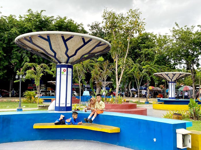 PERLINDUNGAN: Anak-anak bermain di Alun-Alun Trunojoyo Sampang, beberapa waktu lalu. (AYU LATIFAH/JPRM)