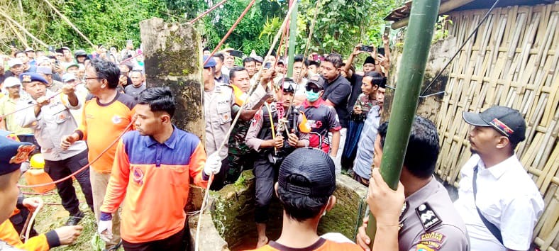 SIGAP: Tim evakuasi siap turun ke dalam sumur untuk proses pengambilan jenazah Sutina, warga Desa Dempo Barat, Kecamatan Pasean, Pamekasan, Senin (19/1). (POLSEK PASEAN UNTUK JPRM)