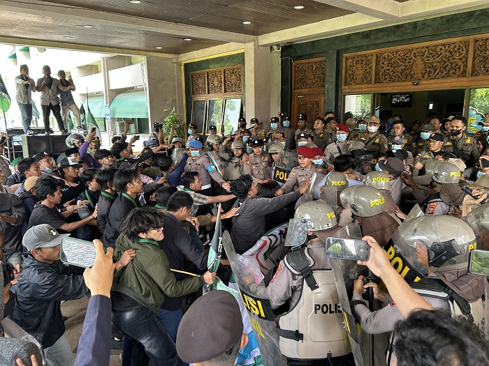 MEMANAS: Pedemo di depan kantor bupati Bangkalan saling dorong dengan aparat kepolisian Senin (19/1). (VIVIN AGUSTIN HARTONO/JPRM)