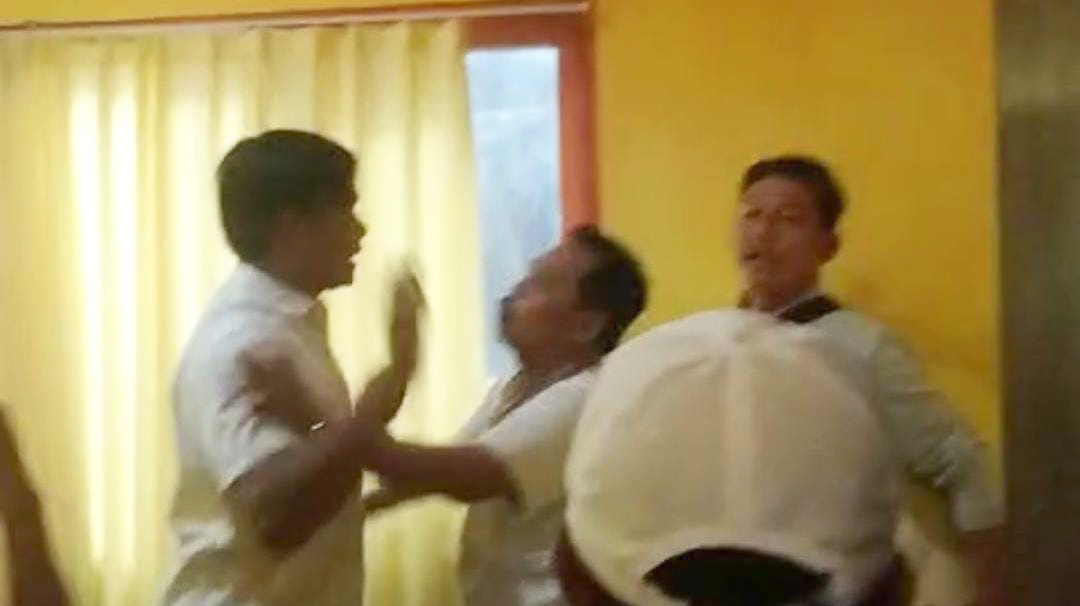 PROTES: Sejumlah kader partai bersitegang di kantor DPD Golkar Pamekasan, Kamis (15/1).