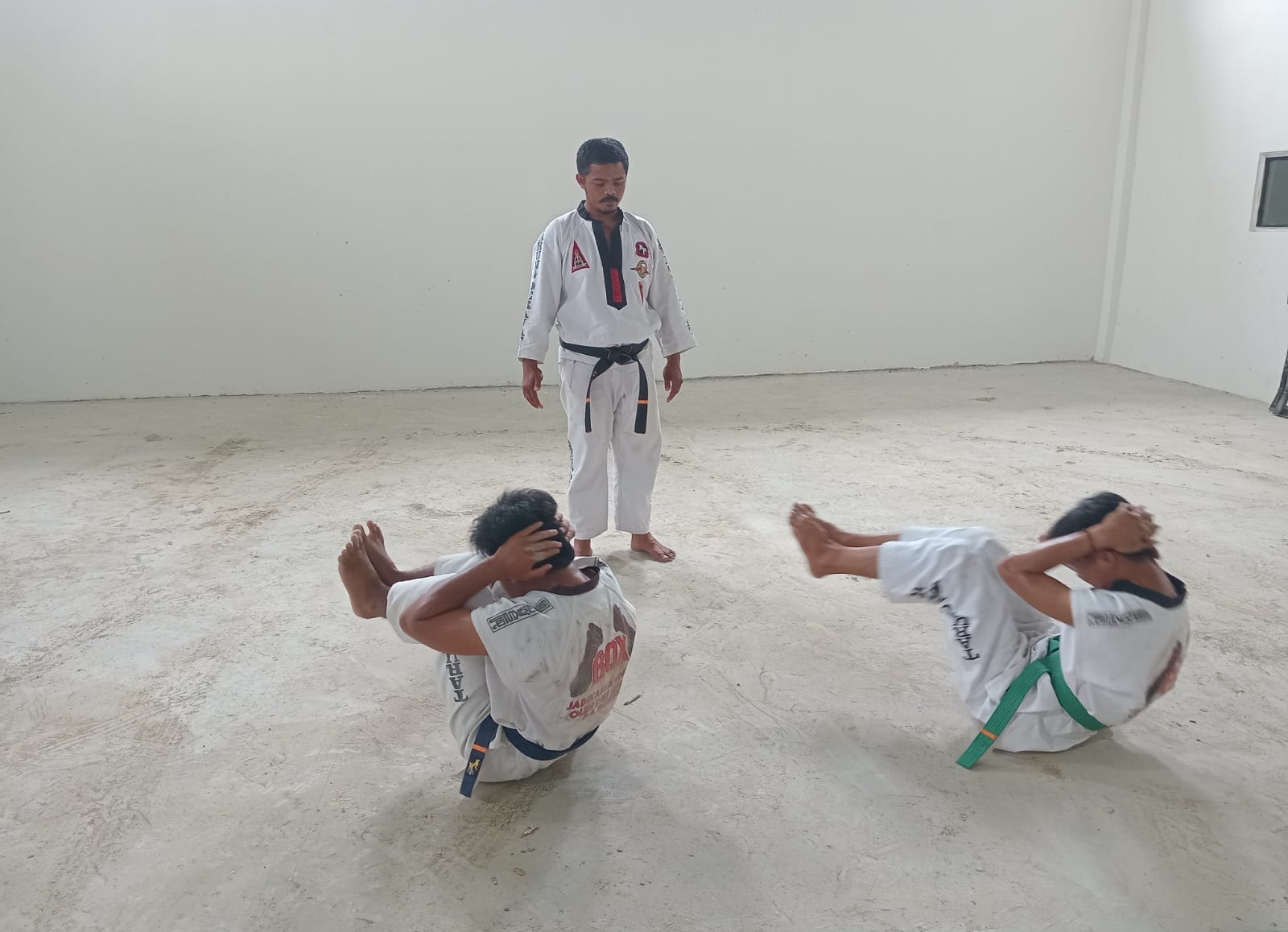 SERIUS: Atlet mengikuti latihan bersama pelatih di Desa Bajang, Kecamatan Pakong, Pamekasan, Sabtu (18/1).