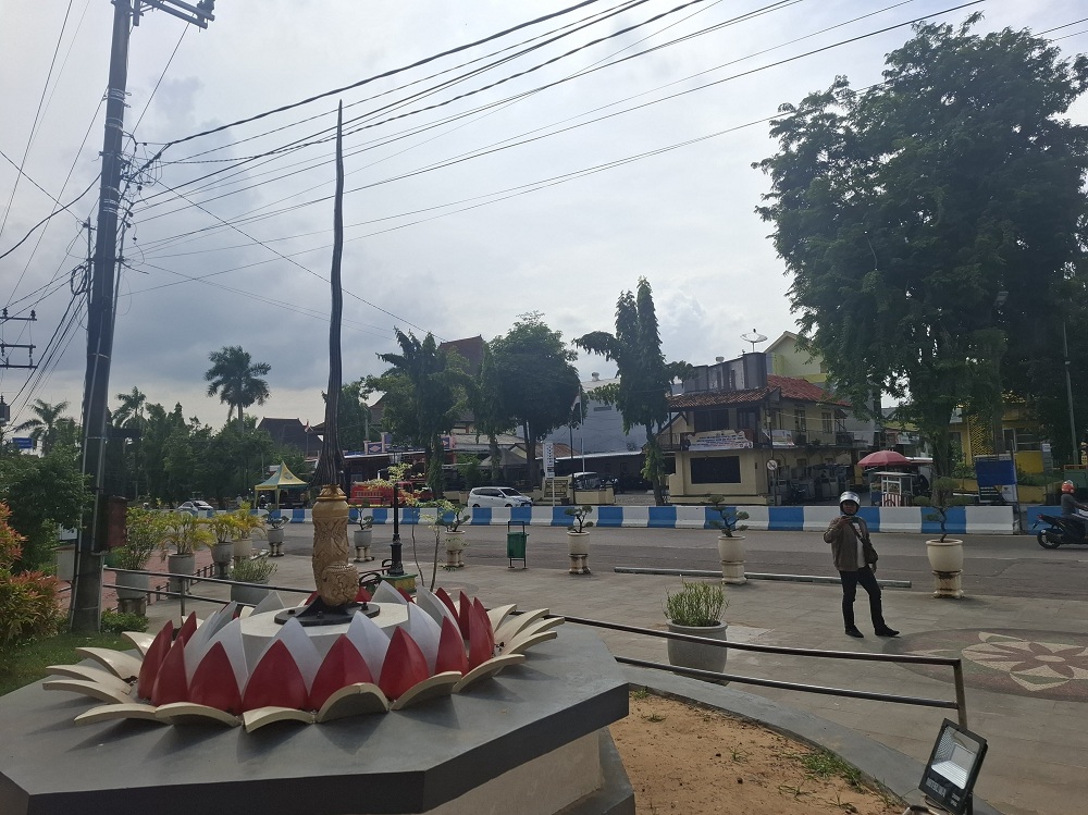 SEPI: Warga berjalan di sekitar tugu keris yang terletak di Taman Pottre Koneng Sumenep, Kamis (8/1).