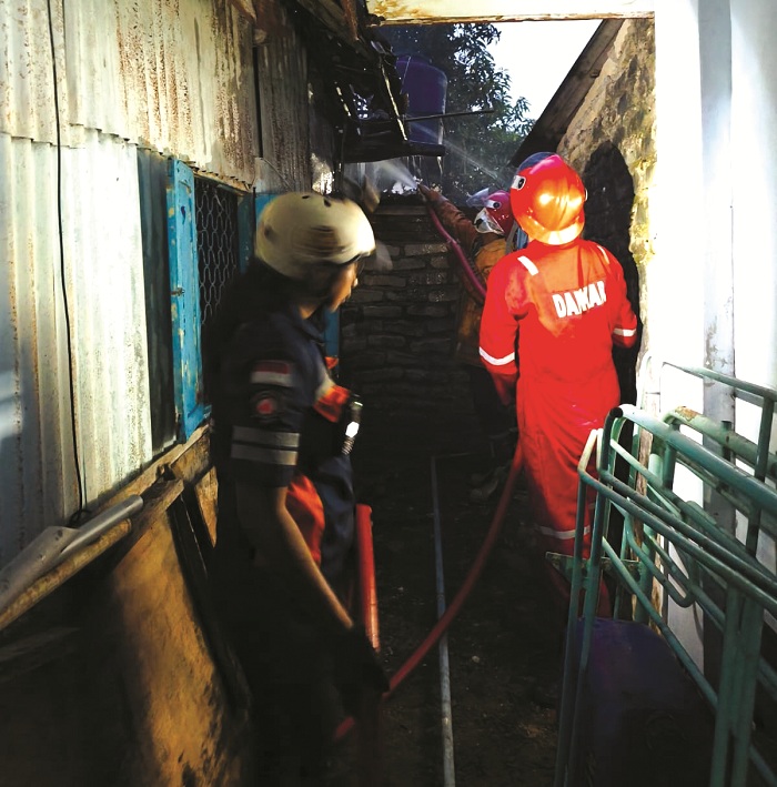 SIGAP: Tim Damkar Pamekasan setiba di lokasi kebakaran di Kelurahan Patemon, Senin (19/1). (M. KHOLIL RAMLI/JPRM)