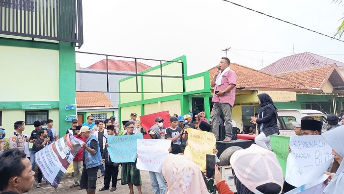 MINTA KEADILAN: Massa melakukan unjuk rasa ke kantor Kemenag Bangkalan menuntut izin operasional Ponpes Nurul Karomah dicabut Selasa (20/1). (ZEINAL ABIDIN/JPRM)