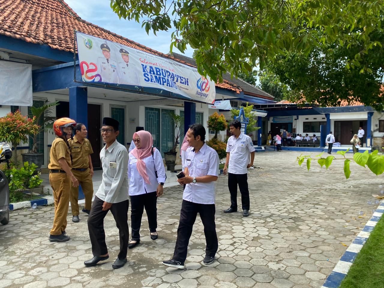 AKTIF: Sejumlah PPPK paro waktu berada di halaman Dinsos PPPA Sampang, Senin (19/1).