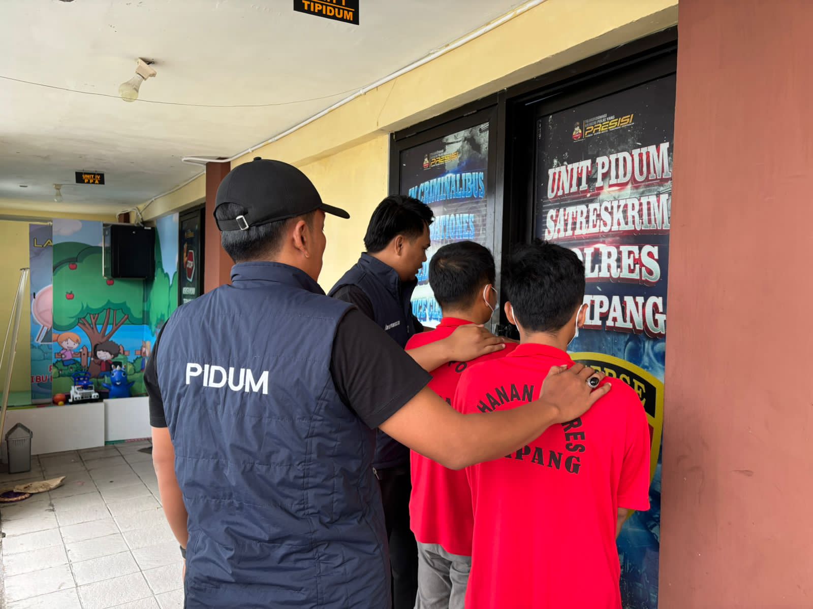 DIAMANKAN: Dua tersangka pembunuh RGP digiring petugas menuju ruang penyidik Satreskrim Polres Sampang, Rabu (5/11/2025).
