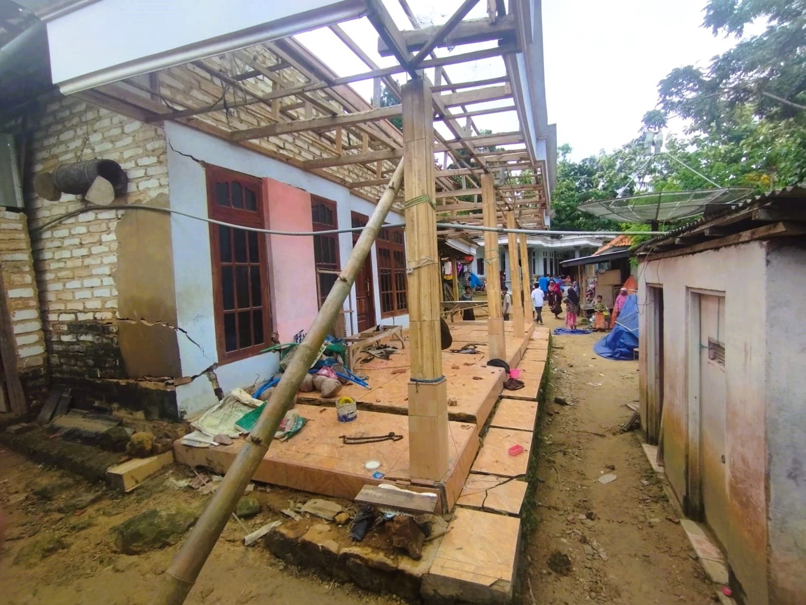 RUSAK BERAT: Rumah warga Desa Sana Daja, Kecamatan Pasean, terdampak bencana tanah bergerak, Sabtu (17/1).