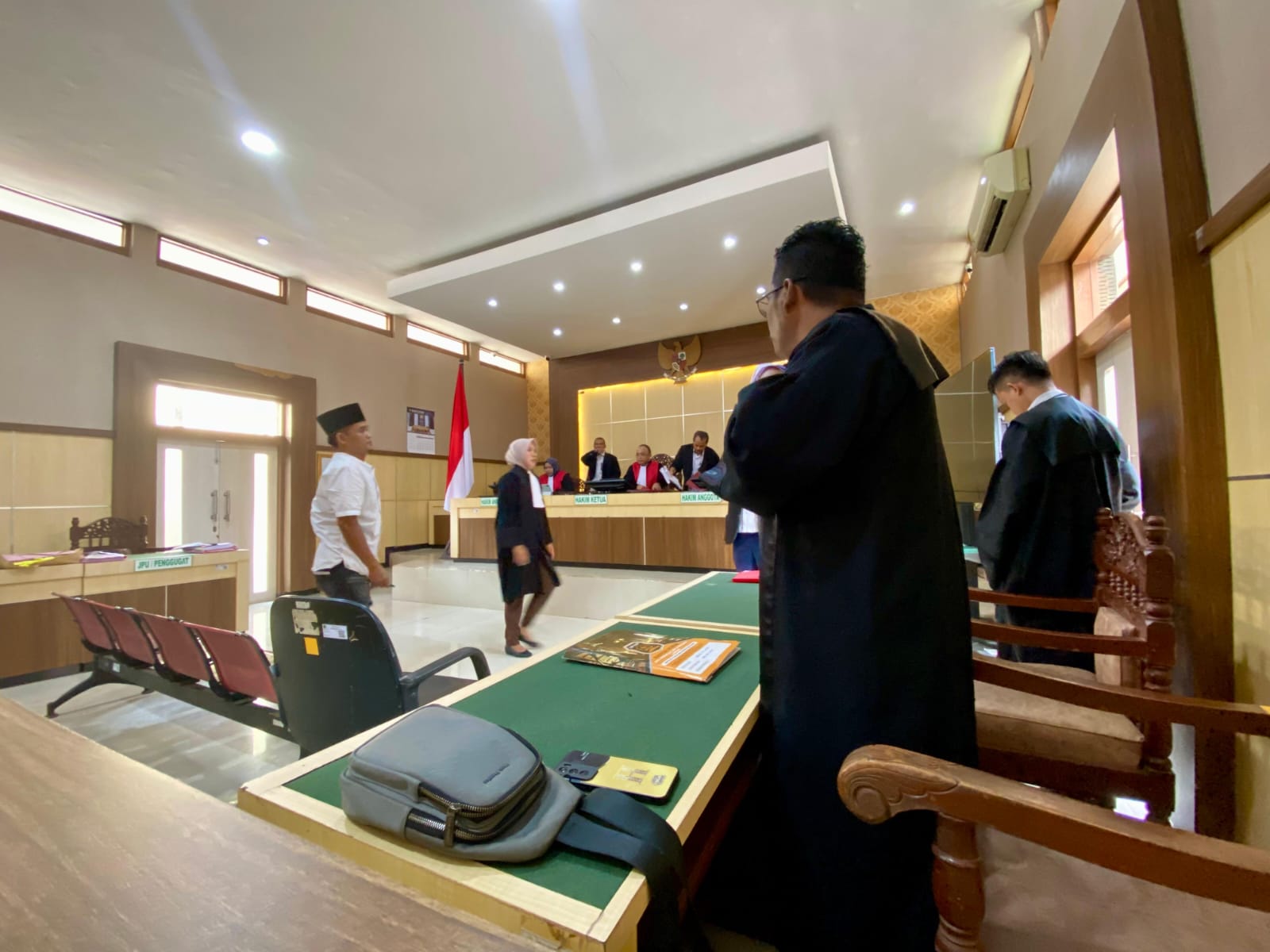 PEMBUKTIAN: Terdakwa Supriadi meninggalkan ruang sidang di Pengadilan Negeri Pamekasan, Senin (19/1).