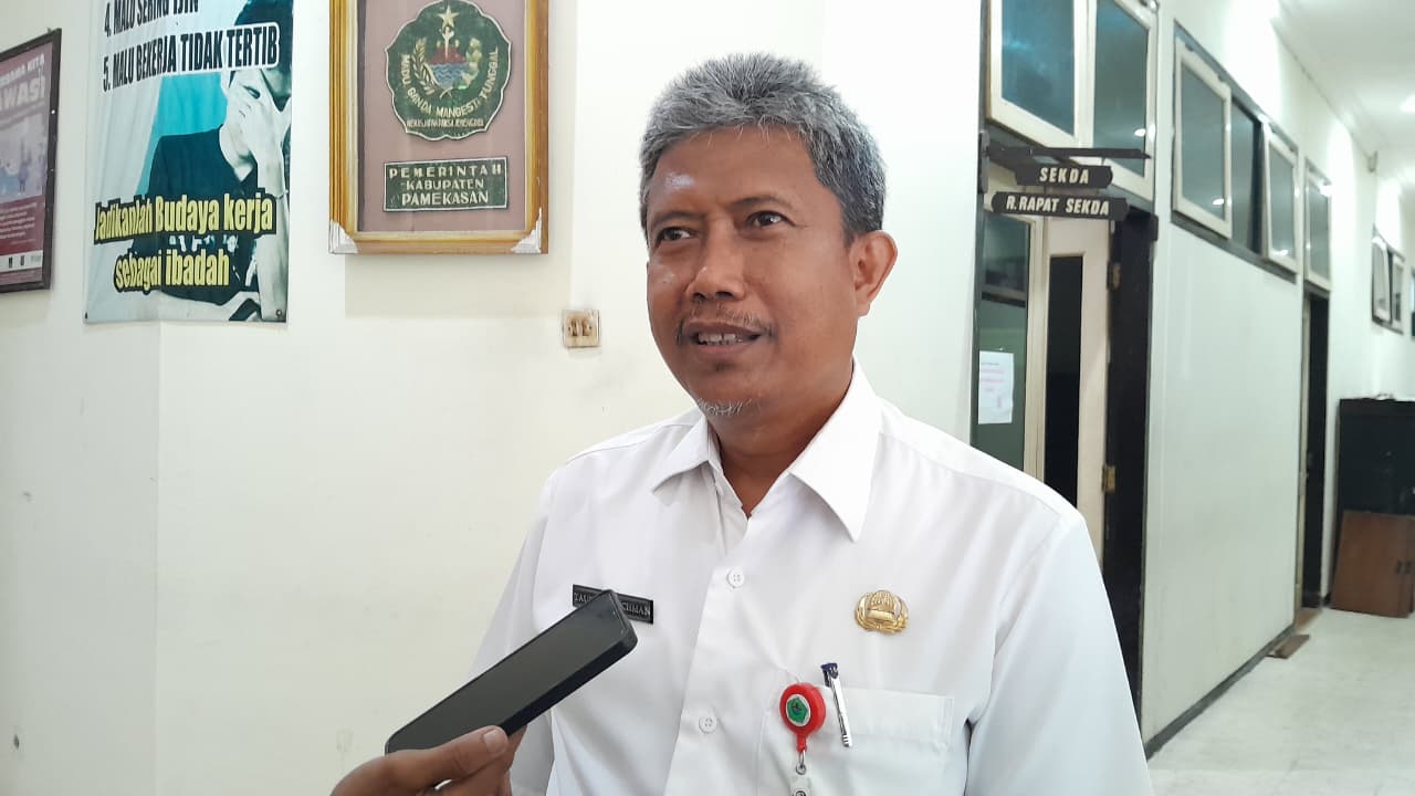 TEGAS: Sekkab Pamekasan Taufikurrachman saat wawancara dengan awak media di kantornya, beberapa waktu lalu.