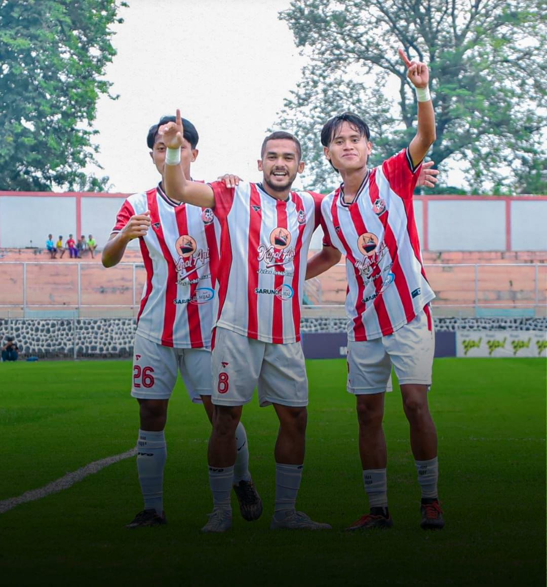 SELEBRASI: Pemain Persepam merayakan gol usai menang lawan Persema Malang di Stadion R. Soedarsono Pasuruan, Senin (19/1).