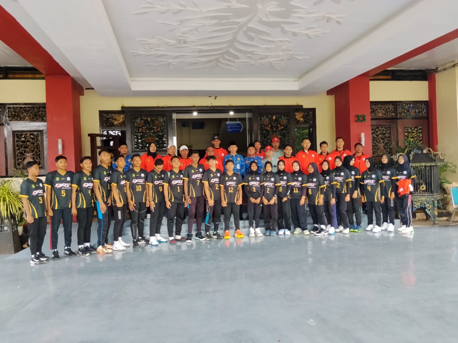 KOMPAK: Sejumlah atlet PBVSI Sumenep bersama para pengurus berfoto bersama di kantor Pemkab Sumenep sebelum berangkat ke Tulungagung, Senin (19/1).