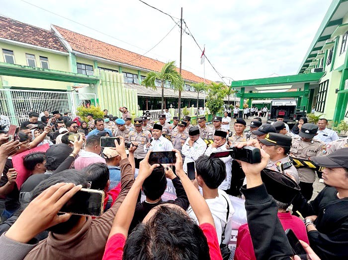 ADU ARGUMEN: Plh Kemenag Bangkalan Abd. Hamid (baju putih) saat menemui massa aksi unjuk rasa di kantornya Selasa (20/1). (VIVIN AGUSTIN HARTONO/JPRM)