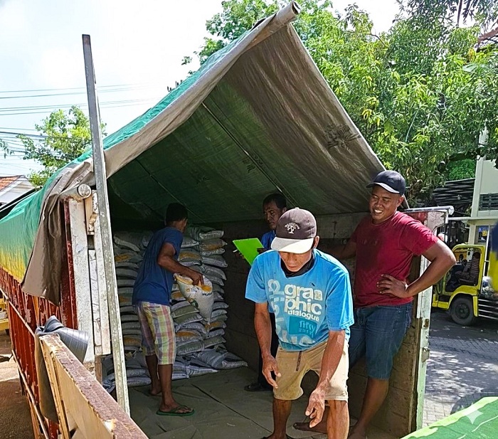 DISTRIBUSI: Petugas di kompleks Pergudangan Bulog, Kelurahan Banyuanyar, Kecamatan Sampang, saat hendak mengirim beras beberapa waktu lalu. (BULOG UNTUK JPRM)