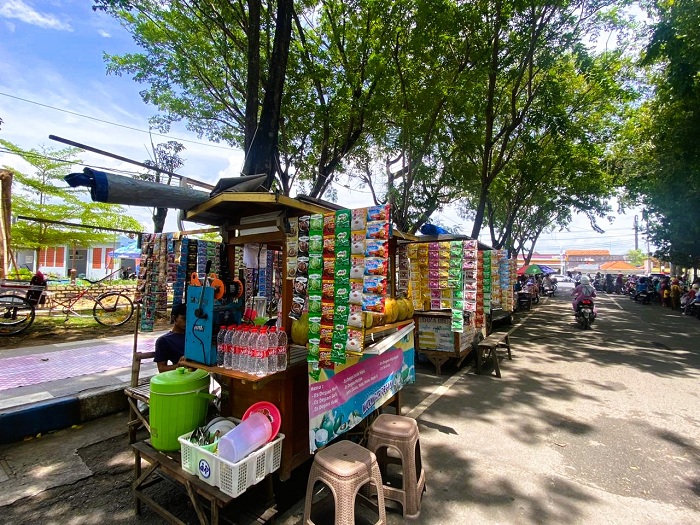 PEMBINAAN: Sejumlah PKL sedang berjualan di Jalan Wijaya Kusuma Selasa (20/1). (AYU LATIFAH/JPRM)