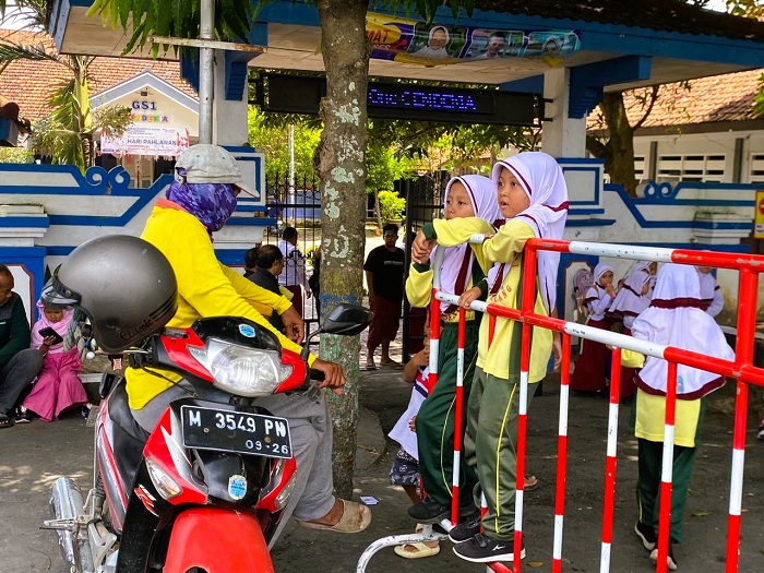 SUMBER PAD: Kendaraan roda dua yang menggunakan stiker berlangganan di depan SDN Gunung Sekar 1 Selasa (20/1). (AYU LATIFAH/JPRM)