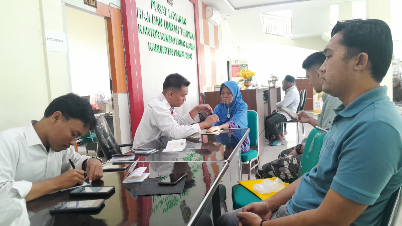 MUSIM HAJI: Petugas KHU Pamekasan sedang melayani perekaman biovisa CJH 2026, Selasa (13/1).