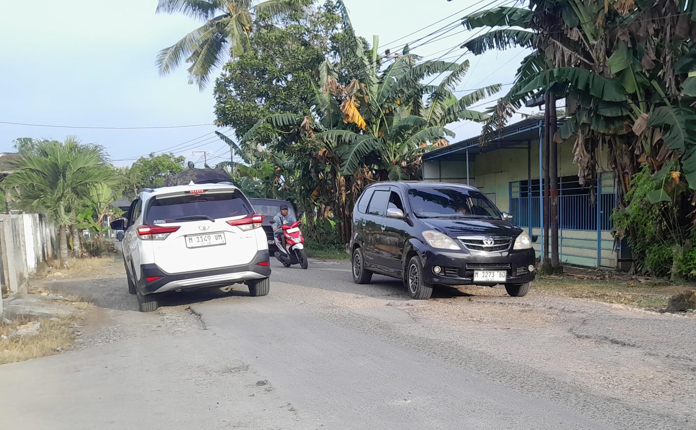 BERLUBANG: Pengendala berhati-hati saat melintas di ruas Jalan Kabupaten di Desa Cenlecen, Kecamatan Pakong, Sabtu (17/1).