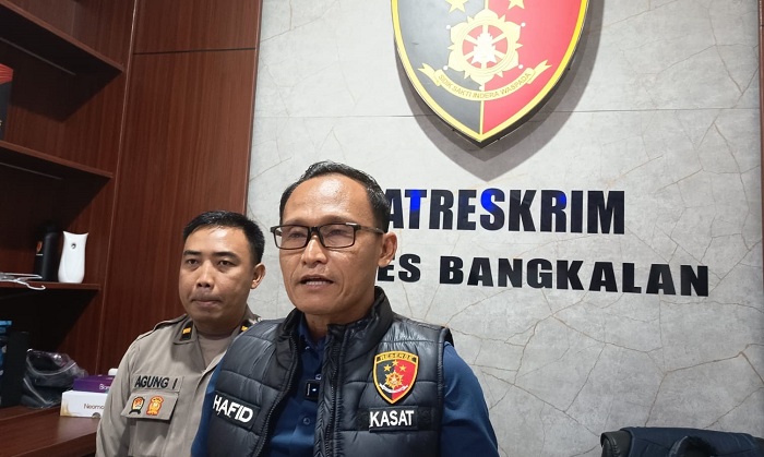 BERWIBAWA: Kasatreskrim Polres Bangkalan AKP Hafid Dian Maulidi saat ditemui di ruang kerjanya Selasa (16/12/2025). (ZEINAL ABIDIN/JPRM)