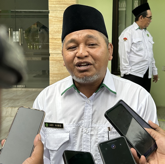 BERI PENJELASAN: Plh Kepala Kemenag Bangkalan Abd. Hamid saat diwawancara awak media Selasa (20/1). (VIVIN AGUSTIN HARTONO/JPRM)