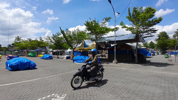 LENGANG: Kendaraan bermotor melintas di sentra PKL Food Colony Pamekasan Rabu (21/1). (M. KHOLIL RAMLI/JPRM)