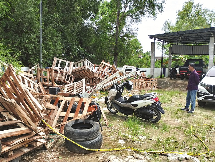 HILANG: Warga berada di sekitar TKP hilangnya mesin hand tractor, di halaman belakang kantor Disperta KP Sampang, Rabu (14/1). (UBAIDILLAHIR RAIE/JPRM)