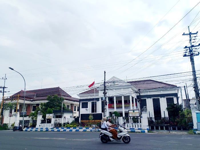 MEGAH: Pengguna jalan melintas tepat di depan kantor Kejari Sampang yang terletak di Jalan Jaksa Agung Suprapto Nomor 84 Sampang, Rabu (21/1). (UBAIDILLAHIR RAIE/JPRM)