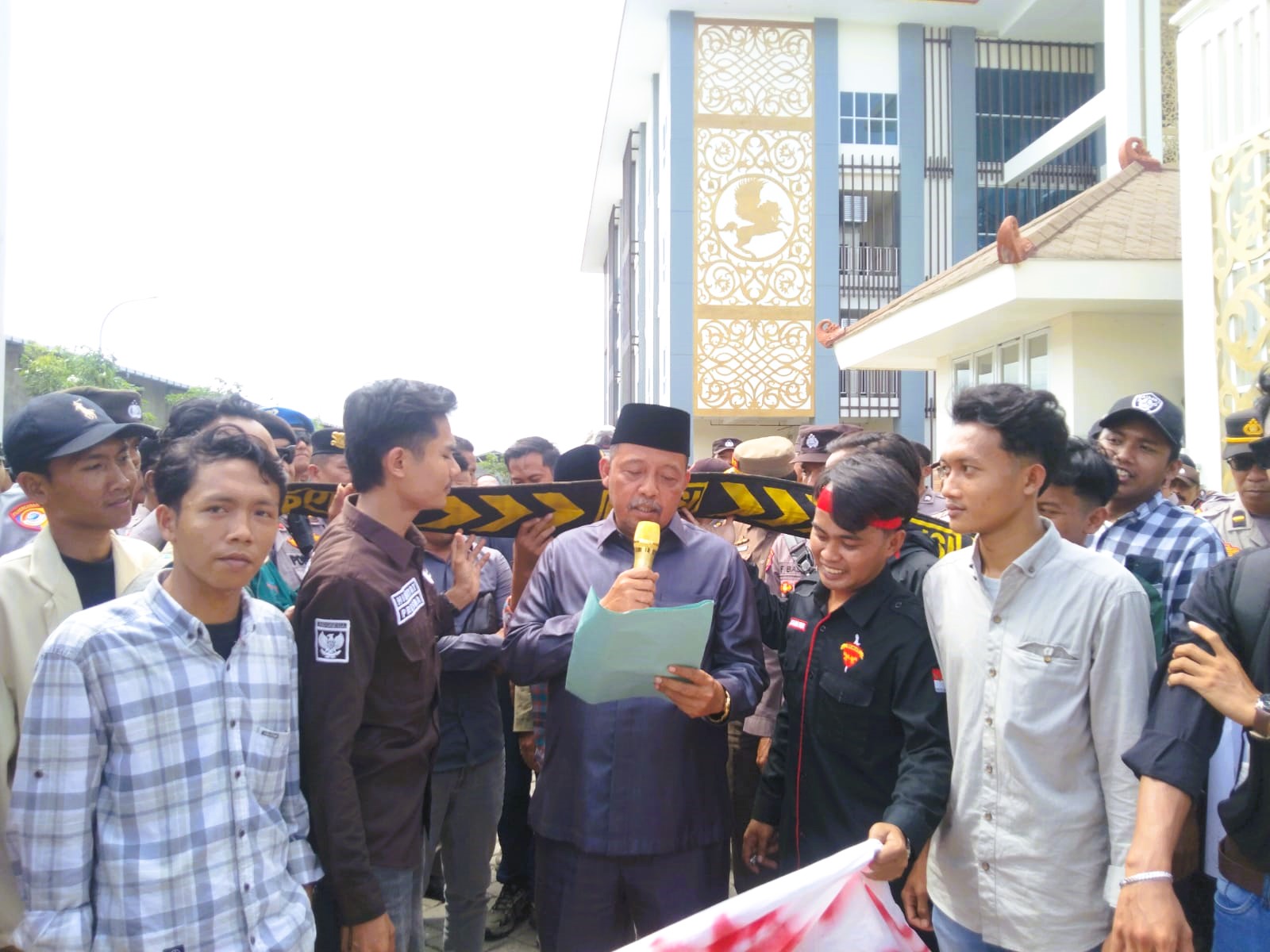 MENUNTUT: Massa Bemsu saat melakukan aksi di depan kantor DPRD Sumenep, Selasa (20/1).
