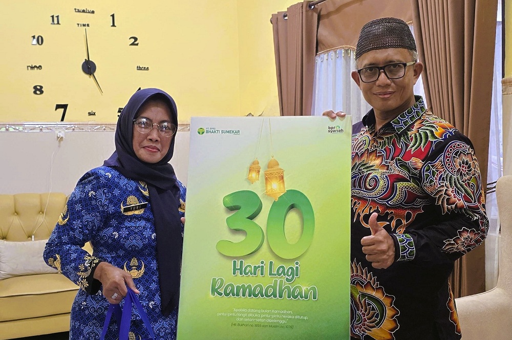 SEMRINGAH: Direktur Utama BPRS Bhakti Sumekar Hairil Fajar saat menyerahkan bingkisan pada nasabah di kantor Pusat BPRS, Selasa (20/1).