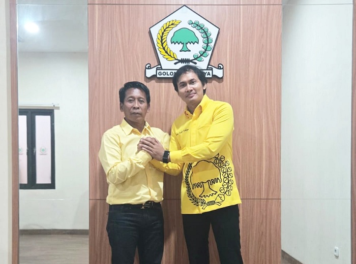 BERSAMA: Djohan Susanto (kiri) berpegangan tangan dengan Imam Syafii Yahya pada Musda XI Golkar Pamekasan di Surabaya, Selasa (20/1). (DPD GOLKAR PAMEKASAN UNTUK JPRM)