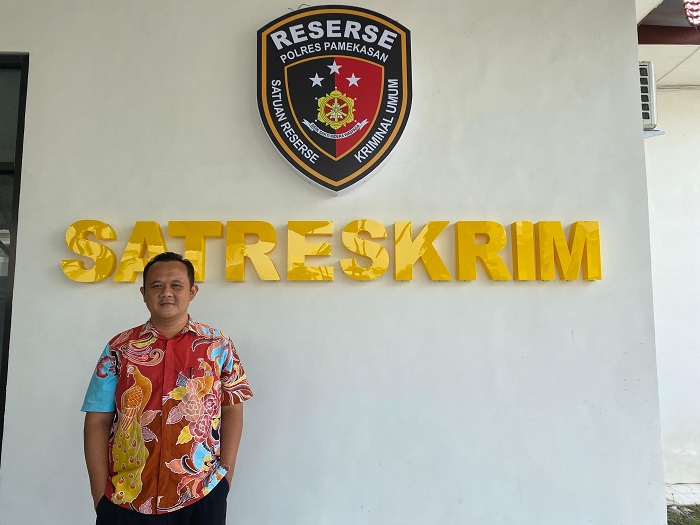 TAK PUAS: Kuasa hukum penggugat, Yolies Yongky Nata, berada di depan ruang Satreskrim Polres Pamekasan Rabu (21/1). (MOH. IQBAL AFGANI/JPRM)