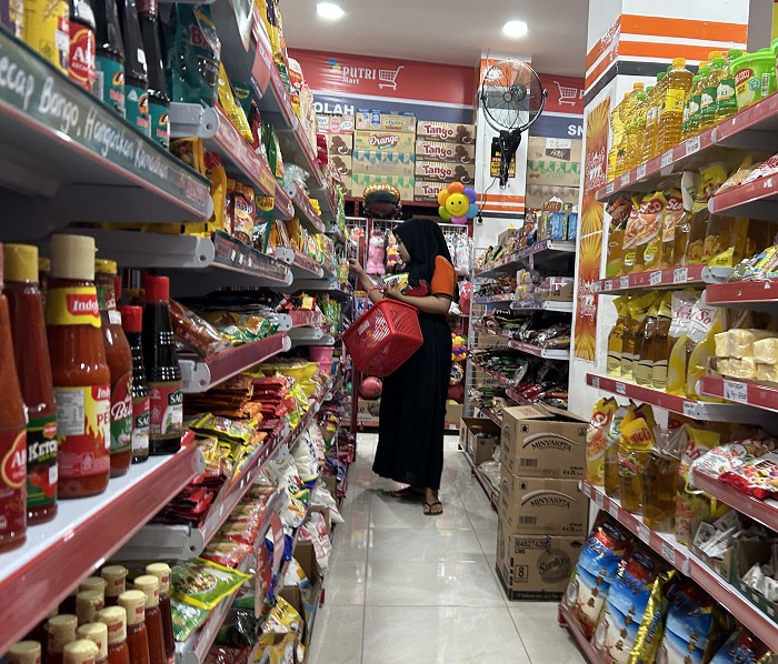 FOKUS: Pekerja swalayan Putri Mart Jalan RE Martadinata Bangkalan tengah mengecek stok barang Rabu (21/1). (VIVIN AGUSTIN HARTONO/JPRM)