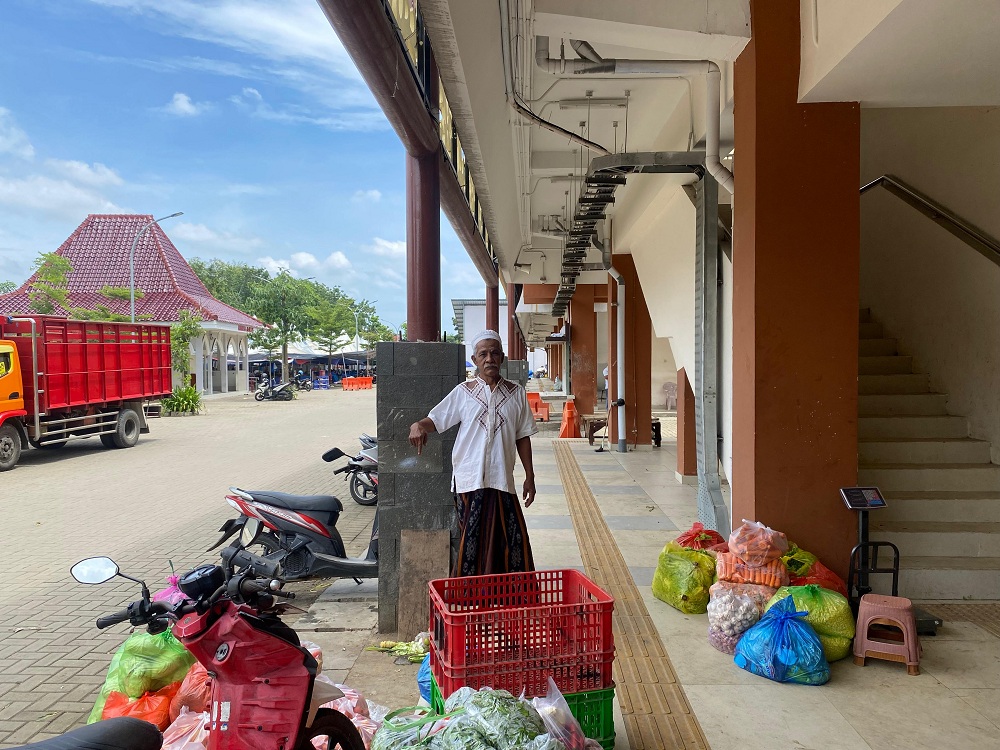 KEHILANGAN: Abd. Rahman menunjukkan letak barang miliknya yang hilang di Pasar Kolpajung Selasa (20/1).