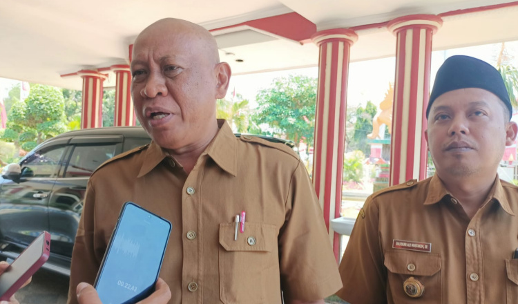 FOKUS: Ketua PKDI Sumenep Ubaid Abdul Hayat saat diwawancarai oleh awak media di Pemkab Sumenep.