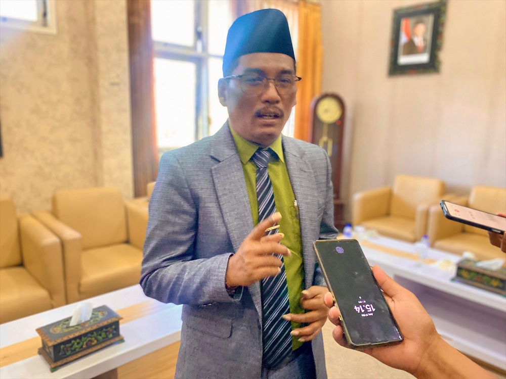 CALON KUAT: Ach. Suhairi berada di kantor DPRD Pamekasan pada 17 Oktober 2025.
